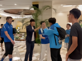 南京城市11轮不胜，球迷在酒店大堂怒骂李毅男：你不配留在这