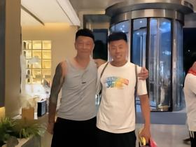 老队友相遇，于睿晒与谭龙合影：愿前路璀璨，各自熠熠生辉