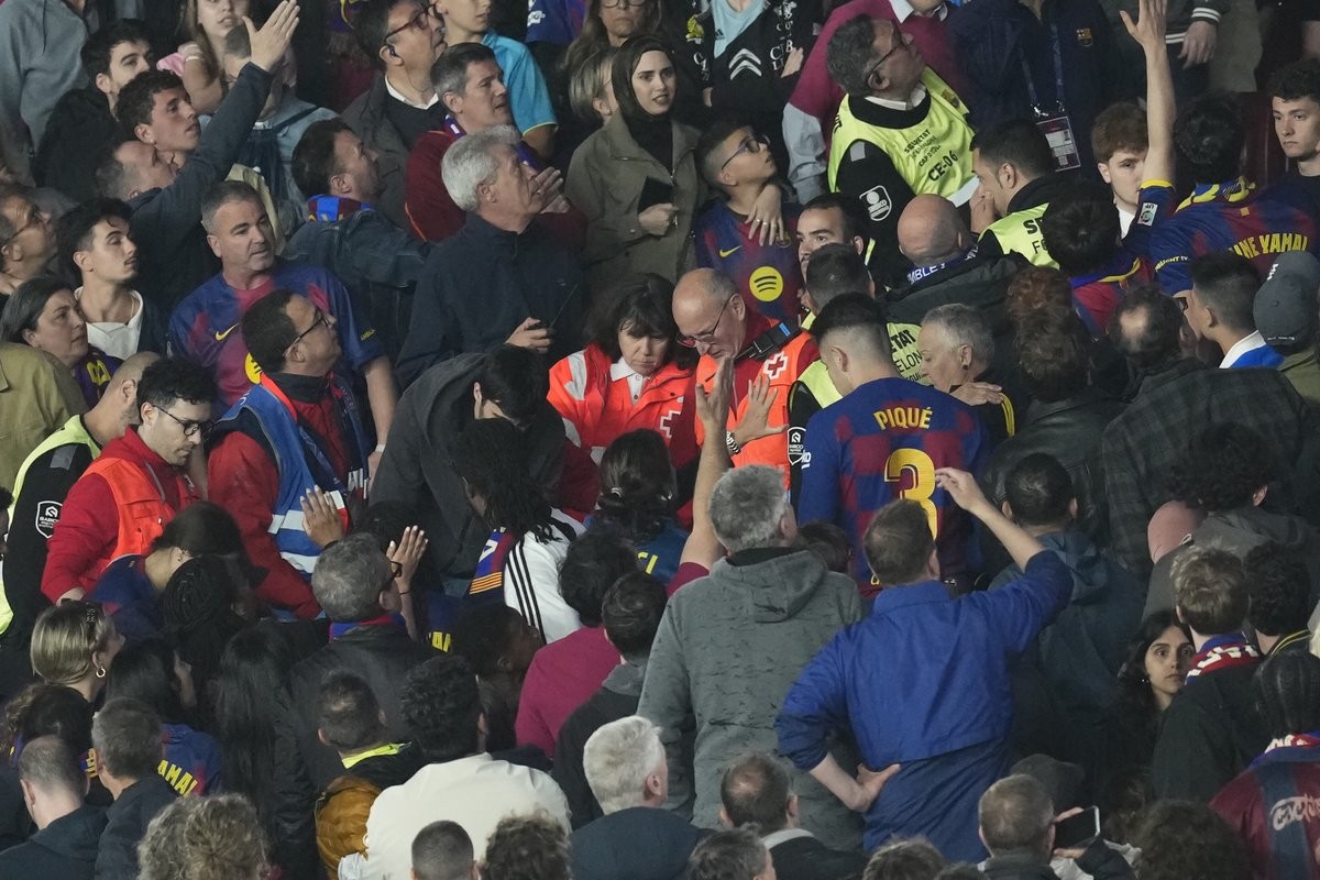 因看台球迷突发心脏骤停，巴萨vs塞尔塔暂停了15分钟