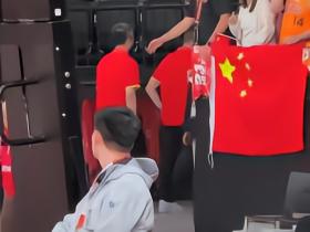 铜牌战不敌伊朗后，队员中圈鞠躬致谢郭士强率教练组先行离场