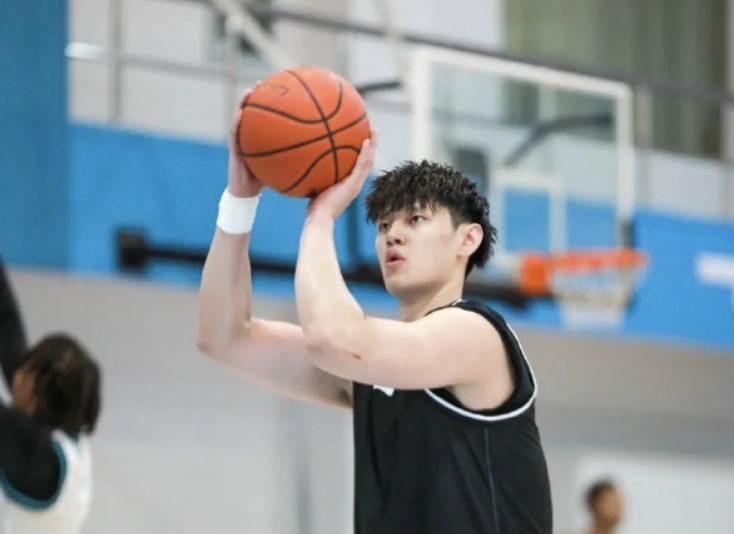 媒体人：曾凡博基本确定会在明天比赛中复出，他本人渴望登场