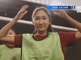 娃娃脸杀手，赛后中国女足前锋王妍雯对镜头做出“戴帽”动作