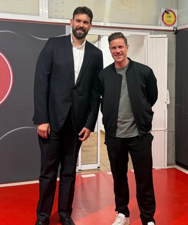 小加索尔探访赫罗纳足球俱乐部，并与特尔施特根合影