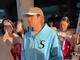 韩国国脚李刚仁已经回到首尔，许多女球迷围着他拍摄