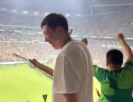 周琦现场观看中超“京鲁大战”：世界第一大运动果然名不虚传