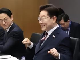 韩国总统李在明会见挪威首相，现场复刻“维京划船”庆祝动作