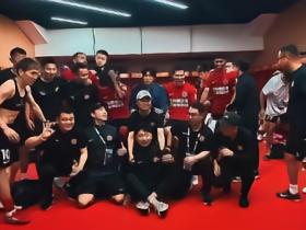铁人赛后拍摄更衣室赢球大合影时，连续传出三声“哎呦我X”