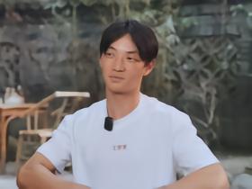 杨明洋：我会说几门语言，包括中英法德，常用法语和蹇韬对话