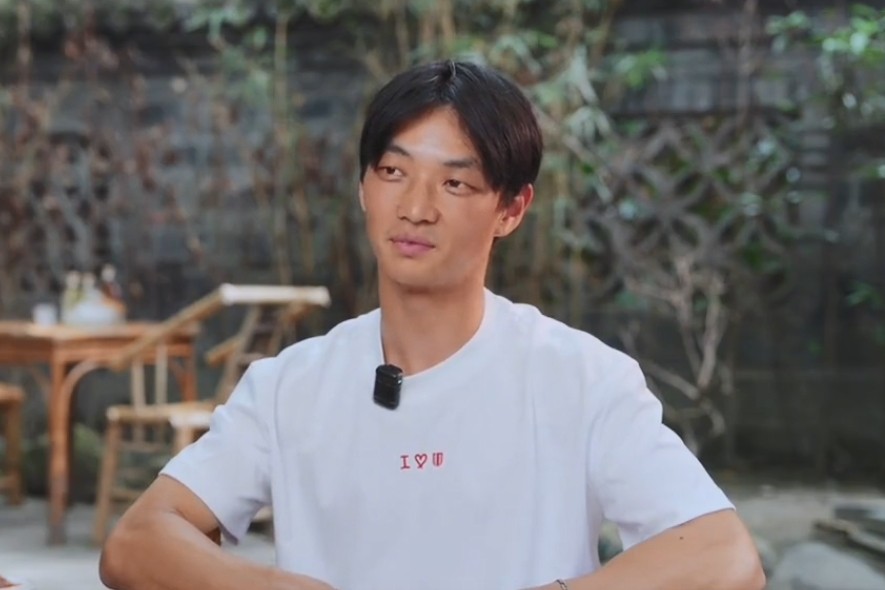 杨明洋：我会说几门语言，包括中英法德，常用法语和蹇韬对话