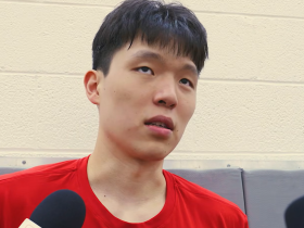 杨瀚森接受采访时想用英语表达但卡壳，随后面对镜头说了声“操”