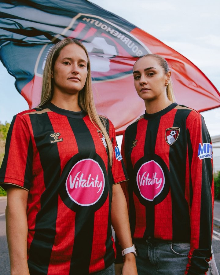伯恩茅斯发布新赛季主场球衣，新球衣致敬球队建队时期