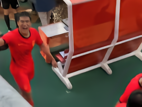 助球队首开记录！彭啸造乌龙，回更衣室途中大吼挥拳