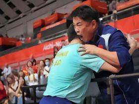 击败松岛辉空后，林诗栋跳上看台与王皓激情庆祝