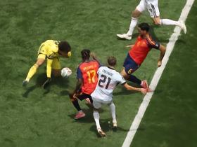 热议西班牙2-1比利时：替补门将应时刻保持最佳状态，西班牙总有神兵天降