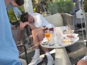 网传图片显示，格拉利什被拍到在曼彻斯特醉酒后昏睡