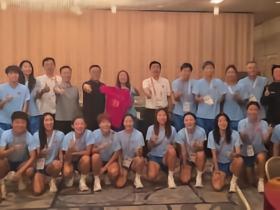 代表团领导习骅看望中国女足将士，并送上了中秋问候
