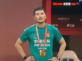 国足0-3完败新西兰，邵佳一显得很无奈，如何评价他表现？