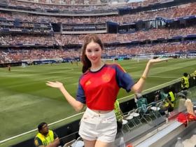 体育女主持金佳悦现场观战西班牙vs比利时，为亚马尔加油