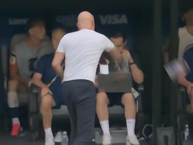 索尔巴肯在场边看到比分被扳平后，把塑料瓶砸向本队替补席