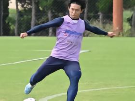 日媒：福冈黄蜂北岛祐二首秀44分钟疑似脑震荡退场