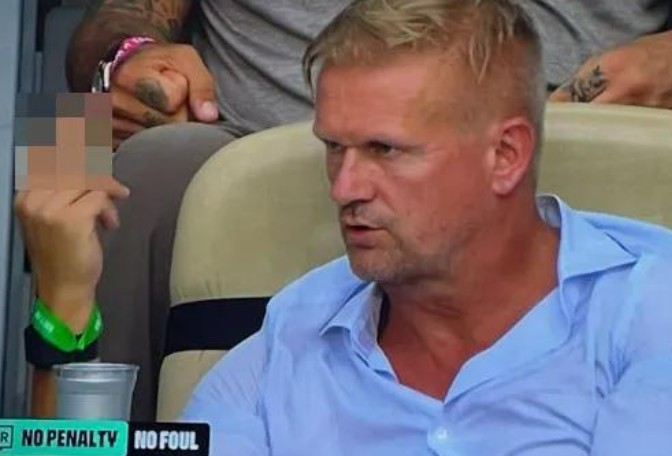 哈兰德父亲在挪威被判点球后向场内比不雅手势，被转播镜头拍下