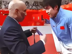 颁奖嘉宾对王楚钦说“只想给你颁金牌”，后者：下次我争取