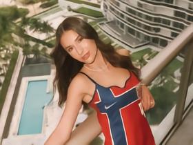 对英格兰赛前，女友穿挪威球衣同款连衣裙为哈兰德助威
