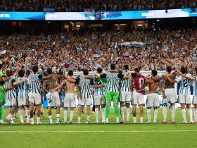未对阵任何FIFA前10球队进入世界杯四强，阿根廷是历史第二队