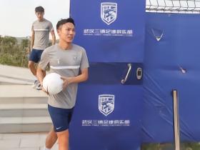 邓卓翔第三次出任武汉三镇主帅，上赛季曾率队提前一轮保级
