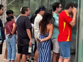 球迷们聚在餐厅外围观“亚马尔”，后来才发现只是普通路人甲