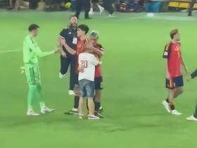 佩德里赛后被孩子紧抱，安保赶到才松手