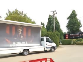 意媒：米兰内洛现抗议卡车，喊卡尔迪纳莱滚蛋