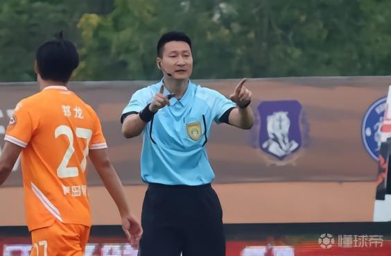 浙江vs青岛海牛裁判数据：穆禹辰执法，近20场80黄4红5点