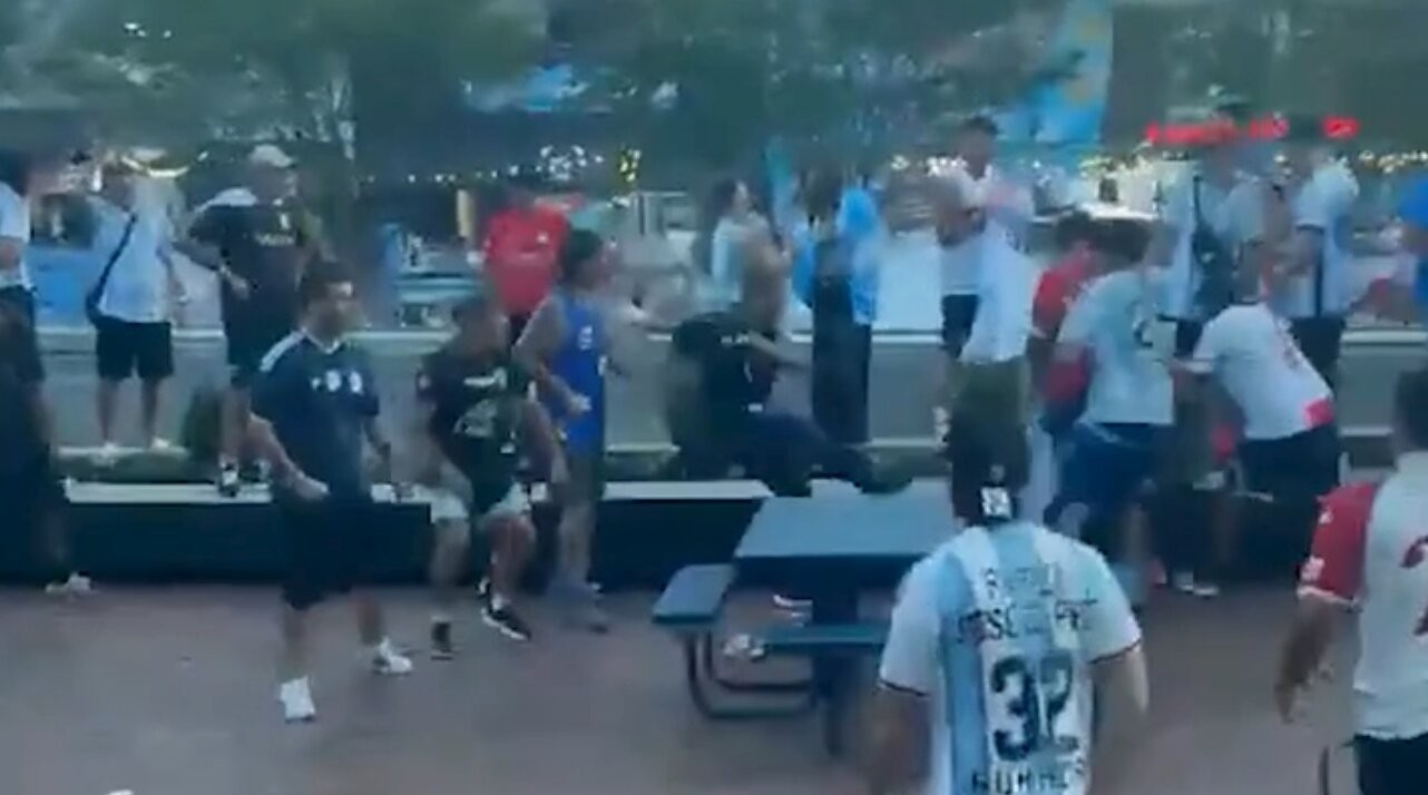 太阳报：阿根廷两派极端球迷互殴，扔垃圾桶长椅