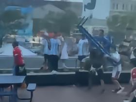 葡媒：阿根廷国内敌对球队球迷在英阿赛前冲突，警方已介入