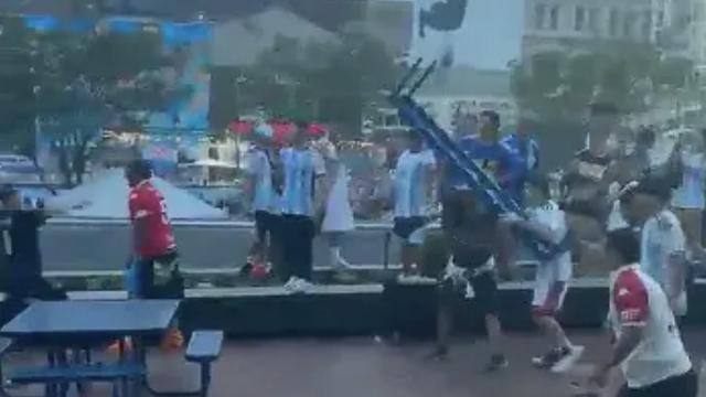 足球葡媒：阿根廷国内敌对球队球迷在英阿赛前冲突，警方已介入英超五洲24 评07-15 22:59