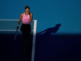 直落两盘，郑钦文击败米西奇晋级WTA250雅典站八强
