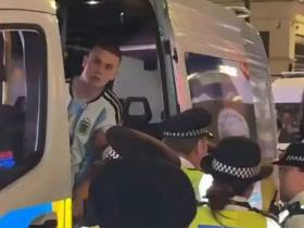 一阿根廷球迷在伦敦街头被包围，警方不得不出动警车将其带离