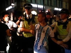 英阿世界杯半决赛后，英美多地街头爆发球迷冲突