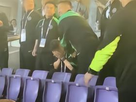 王钰栋进球后浙江副总喜极而泣，米特里策上前拍肩安慰