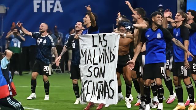 足球世体：英国要求国际足联调查阿根廷球员马岛横幅英超五洲37 评07-16 17:33