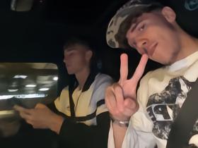 皮塔奇晒车内照，赫伊森一手握方向盘另一手拿手机遭批