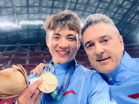 李昊纪念亚运会夺铜牌：玫瑰金也非常帅；生活也得帅的有态度
