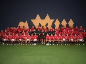 曼联官方发布新赛季全家福，男女足一线队一起合影