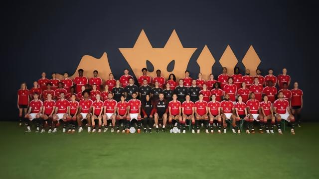 足球曼联官方发布新赛季全家福，男女足一线队一起合影英超女足12 评10-05 23:40