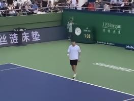 还有高手？昨日上海大师赛阿特马纳朝观众席扔球拍后退赛