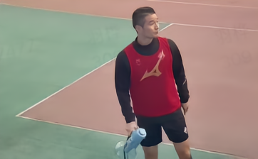 足球吉翔赛后喊话球迷体谅年轻球员遭回怼，随后将手中喇叭扔掉中甲10-06 23:52