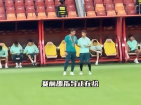 谈话无效？赛前邵佳一曾与韦世豪单独讲话，韦世豪面带微笑