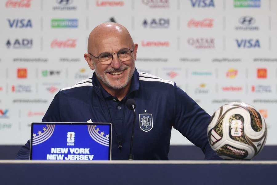 德拉富恩特：我曾把盯防梅西染黄的球员换下，之后梅西15分钟进了四个