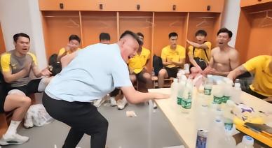 足球广州豹助教赛后更衣室喊话：咱们就差一步，回主场赢球就夺冠中超中甲17 评10-08 11:18